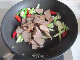 青蒜冬笋炒口条的做法步骤：7