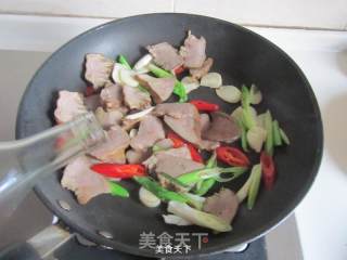 青蒜冬笋炒口条的做法步骤：8