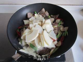 青蒜冬笋炒口条的做法步骤：9