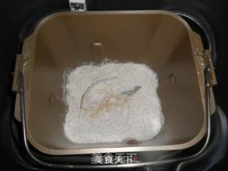 毛毛虫面包的做法步骤：1