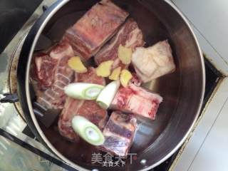 砂锅牛小排的做法步骤：2
