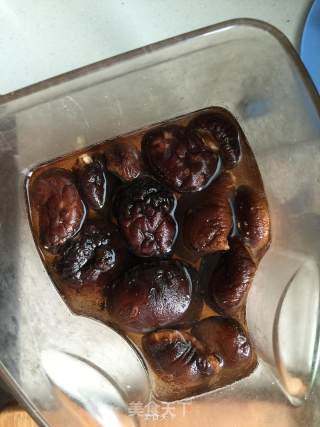 小花菇炖豆腐的做法步骤：1
