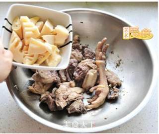 教你焖出营养美味的鸡块——鲜上加鲜春笋尖尖焖土鸡的做法步骤：3