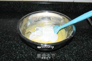 彩色戚风蛋糕的做法步骤：8