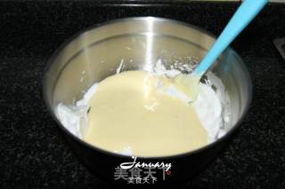 彩色戚风蛋糕的做法步骤：9