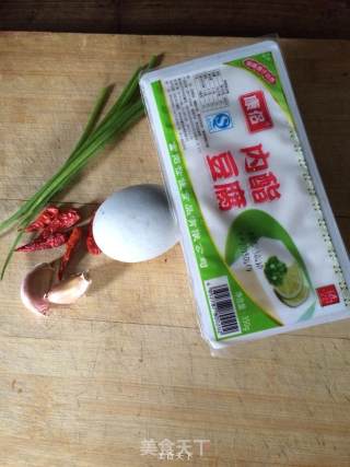 蒜香皮蛋豆腐的做法步骤：1