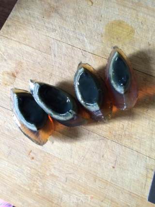 蒜香皮蛋豆腐的做法步骤：7