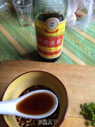 蒜香皮蛋豆腐的做法步骤：11