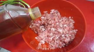 鲜肉锅贴的做法步骤：2