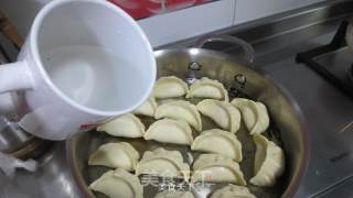 鲜肉锅贴的做法步骤：14