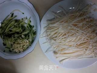 金针蘑拌瓜丝的做法步骤：2