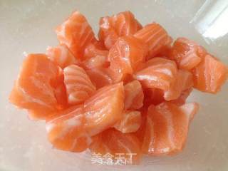 三文鱼蒸蛋（宝宝菜)的做法步骤：1