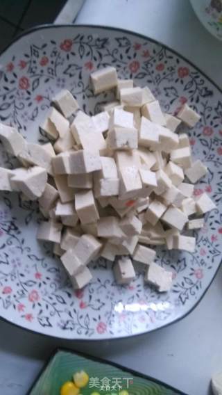 玉米炒豆腐丁的做法步骤：1
