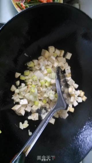 玉米炒豆腐丁的做法步骤：3