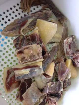 莲藕木耳炖腊鸭的做法步骤：4
