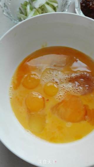 炸酱炒鸡蛋的做法步骤：2