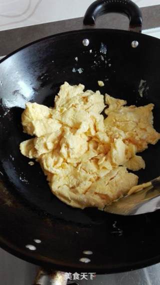 炸酱炒鸡蛋的做法步骤：4
