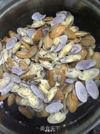 花蛤炒蒜苗的做法步骤：2