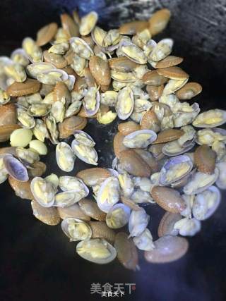 花蛤炒蒜苗的做法步骤：6