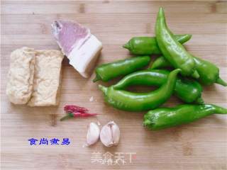 腊肉炒青椒的做法步骤：1