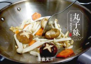 蚝油杂菌肉丸煲的做法步骤：3