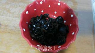娃娃菜炒木耳的做法步骤：1