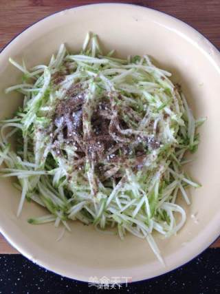 西葫芦小煎饼的做法步骤：2