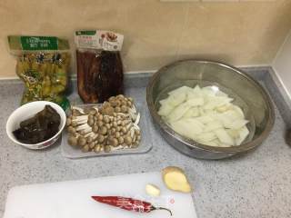 健康小炒---腊肉菌菇炒山药的做法步骤：1