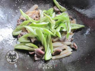 洋葱青椒炒鸡胗的做法步骤：7
