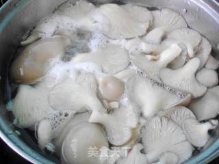 素炒平菇的做法步骤：3