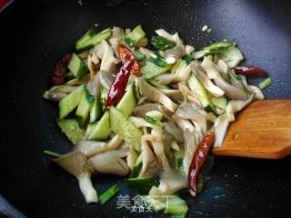 素炒平菇的做法步骤：11