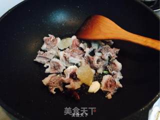 牛腩蕃茄煲的做法步骤：5