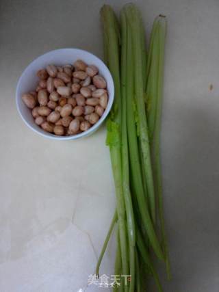 炝芹菜花生米的做法步骤：1