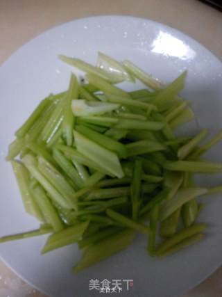 炝芹菜花生米的做法步骤：2