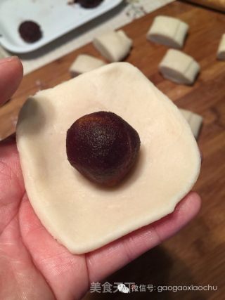 豆沙蛋黄酥的做法步骤：13