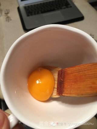 豆沙蛋黄酥的做法步骤：17