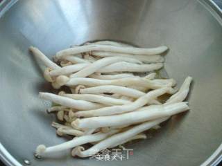 海鲜菇丸子汤的做法步骤：2