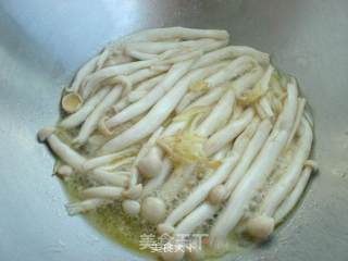 海鲜菇丸子汤的做法步骤：3