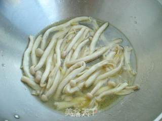海鲜菇丸子汤的做法步骤：4