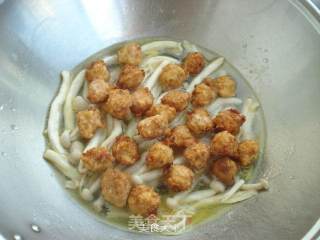 海鲜菇丸子汤的做法步骤：5