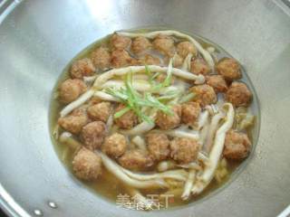 海鲜菇丸子汤的做法步骤：6