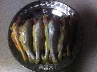 浇汁小黄鱼的做法步骤：1