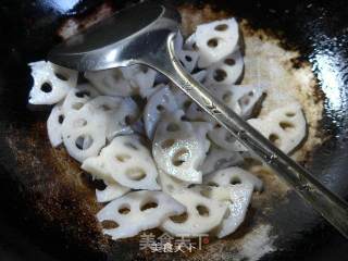洋葱炒莲藕的做法步骤：2