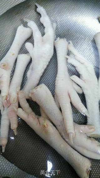卤鸡爪的做法步骤：1