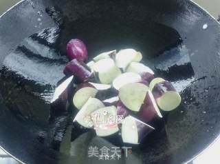 就是这个味～简单好吃～红烧茄子～的做法步骤：2