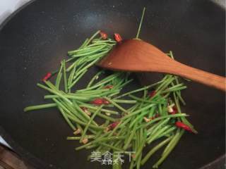 指天椒炒蕃薯梗的做法步骤：6