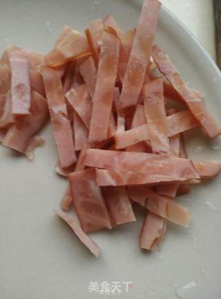 橄榄菜双肠炒意面的做法步骤：1