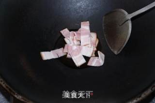 【培根“美”味“大”不同】—黄瓜九道菇炒培根的做法步骤：3