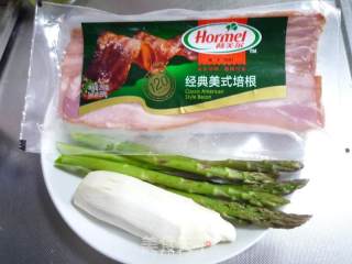 【培根“美”味“大”不同】—培根芦笋炒茭白的做法步骤：1