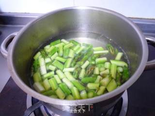 【培根“美”味“大”不同】—培根芦笋炒茭白的做法步骤：2